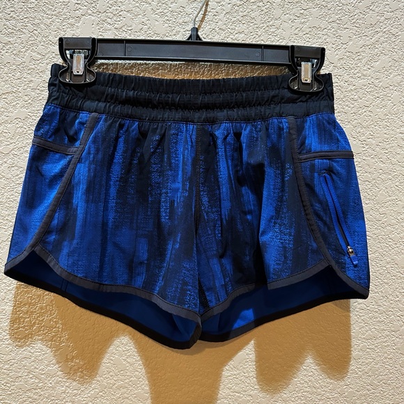 Lululemon Tracker Short III 4 Way Stretch Size 6 - Picture 2 of 4